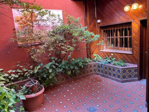 Espectacular PH 4 ambientes con Dependencia de Servicio, 2 patios, terminaciones de calidad, Contrafrente , SIN EXPENSAS 