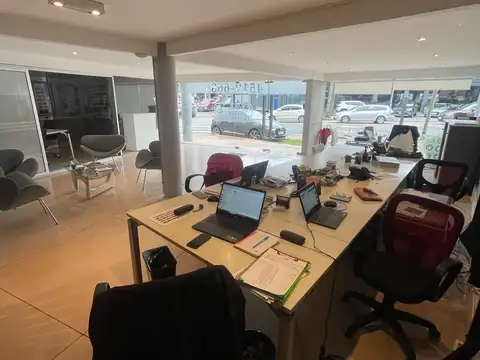 Local en Alquiler en Olivos Vias/Rio, USD 3.000