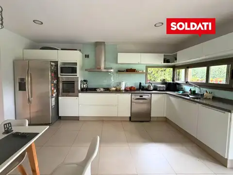 Casa en Alquiler con 2 cocheras