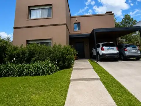 Casa de 4 Dormitorios - Country Club Aguadas, Funes