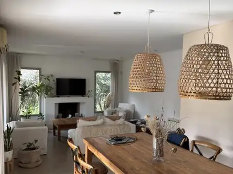 Casa 9 ambientes con 3 baños