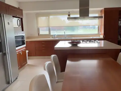 Casa en Alquiler con 3 cocheras