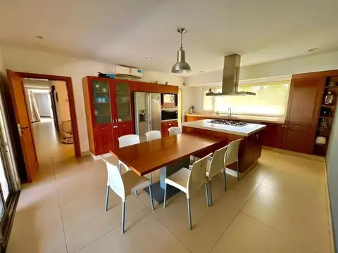 Casa 6 ambientes con 2 baños