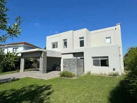 Casa 5 ambientes con 2 baños