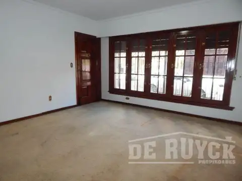 Casa 5 ambientes con 2 baños