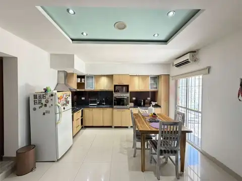 Casa en Venta con 3 cocheras