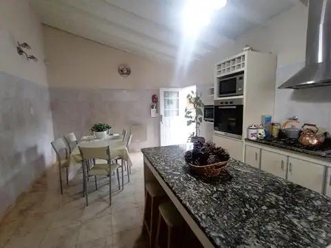 Casa en Venta con 4 cocheras