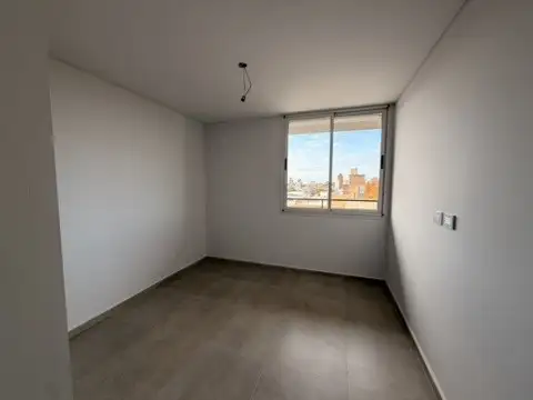 UN DORMITORIO CON COCHERA