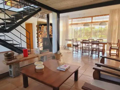 Casa en Alquiler con 1 cochera