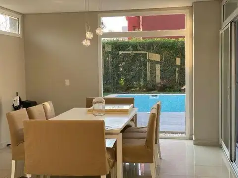 Casa en Alquiler con 2 cocheras