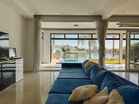 Casa en Alquiler con 2 cocheras