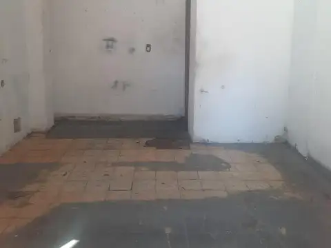 LOCAL SOBRE AVENIDA EN PLENO CENTRO COMERCIAL