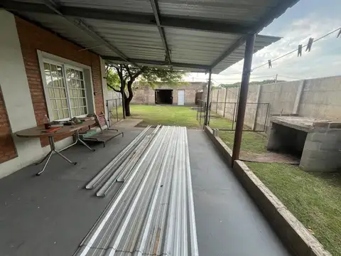 Casa 6 ambientes con 2 baños