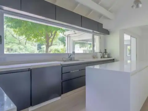 VENTA CASA C/ AMPLIO JARDIN B/SANTA RITA, S.ISIDR0