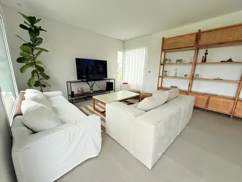 Casa 5 ambientes con 4 baños