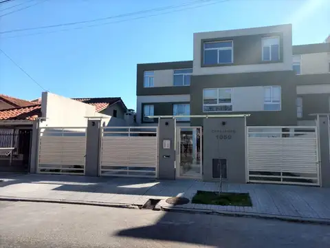 *DEPTO. 2 AMB CON COCHERA Y PATIO *SE ENTREGA RECIÉN PINTADO