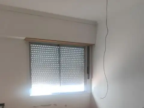 Depto tipo casa de 3 ambientes con patio, por escalera.