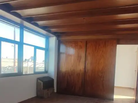 Depto tipo casa de 3 ambientes con patio, por escalera.