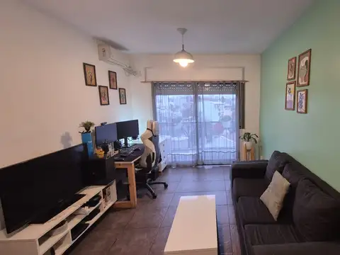 Hermoso departamento de 2 amb. al frente con balcón y lavadero. Muy luminoso! Excelente ubicación!