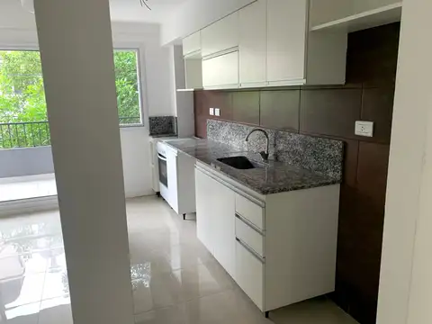 Venta. 3 ambientes 80m2. Floresta. 1° Frente. Luminoso. Patio.