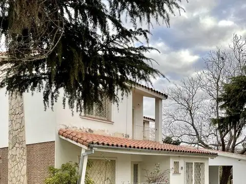 Casa 9 ambientes con 4 baños