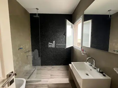 Casa en venta de 4 dormitorios c/ cochera en Haras Santa María