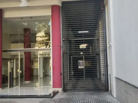 Venta Cochera Amplia – Italia al 50 (Zona Centro / Río) – Acceso por Rampa