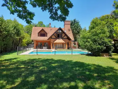 Casa en Barrio Privado con casita de juego para niños!