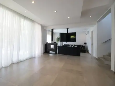 Casa 5 ambientes con 3 baños