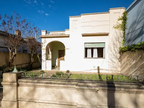 CASA DE ESTILO ANTIGUO CON SALIDA A DOS CALLES