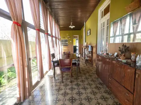 CASA DE ESTILO ANTIGUO CON SALIDA A DOS CALLES