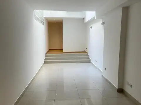 Gran Oficina en Venta en Edificio Moderno con 2 cocheras