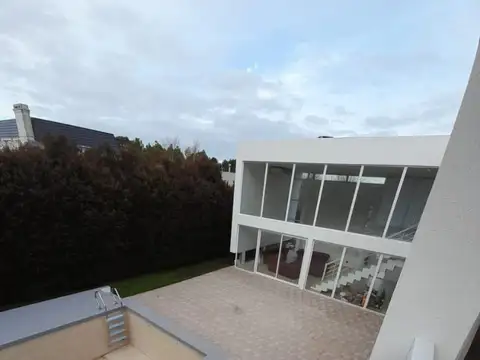 Casa en Alquiler Temporal con 4 cocheras