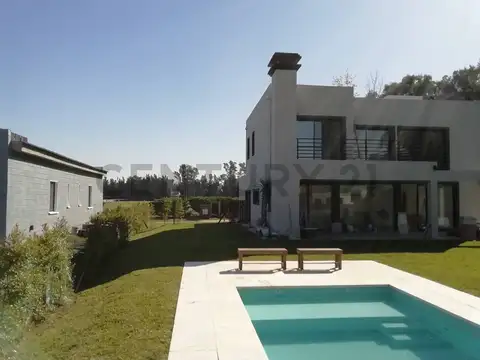 Casa en Venta con 3 cocheras