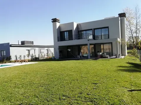 Casa 6 ambientes con 2 baños