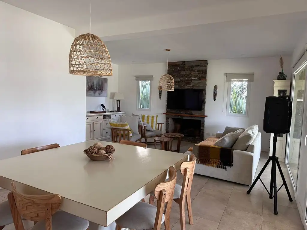 Casa - 400  m² Cubierta | 4 dormitorios | 7 años | 5 baños | 5 ambientes | 2 cocheras