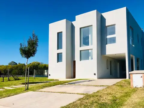 VENTA CASA 5 AMBIENTES CON PILETA - SANTO TOMAS