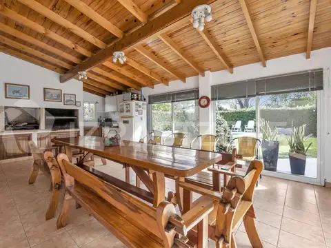 Casa en Venta con 3 cocheras