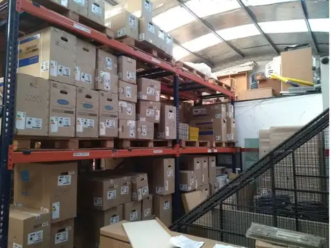 Galpón de 306 m2 (153 en P.B.m2 + 1er. piso 153 m2) en Avell