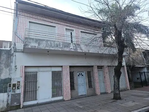 Venta Casa Amplia Con Locales, Departamento Y Espacios Abier