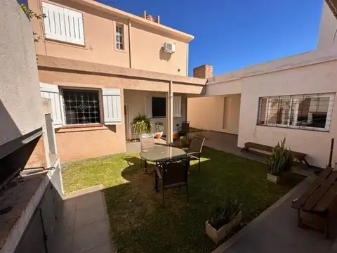 Casa en Venta 4 dormitorios quincho patio Villa Cabrera