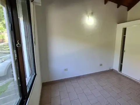 Casa en Alquiler con 5 cocheras