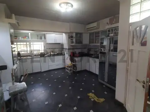 VENTA GALPON DE 150 m2 CON VIVIENDA DE 4 AMBIENTES EN PLANTA ALTA, MORON