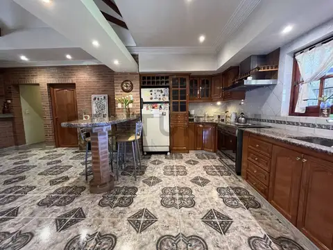 Casa en Venta con 10 cocheras