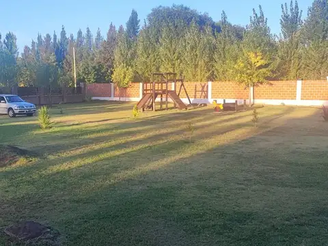 Quinta con salón, pileta y gran parque en lote de 3000 m²
