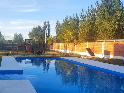 Quinta con salón, pileta y gran parque en lote de 3000 m²