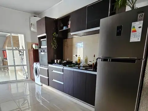 En VENTA Complejo de 3 deptos y 1 local comercial.