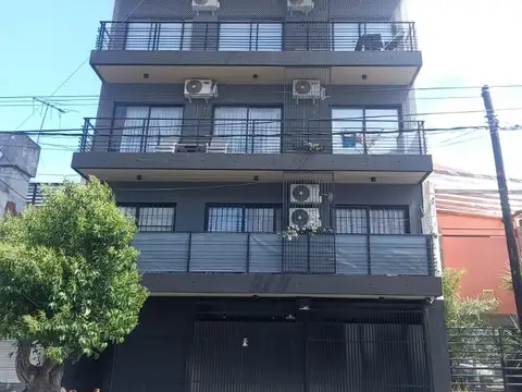 Venta de Departamento de 3 Ambientes con Patio en Wilde