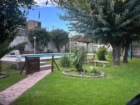 Casa en Alquiler con 3 cocheras
