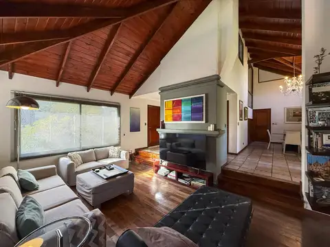 Casa de 4 dormitorios más altillo y dependencia en Country Carlos Pellegrini